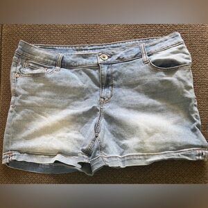 Women’s Natural Reflections light wash denim jean shorts. Size 14.